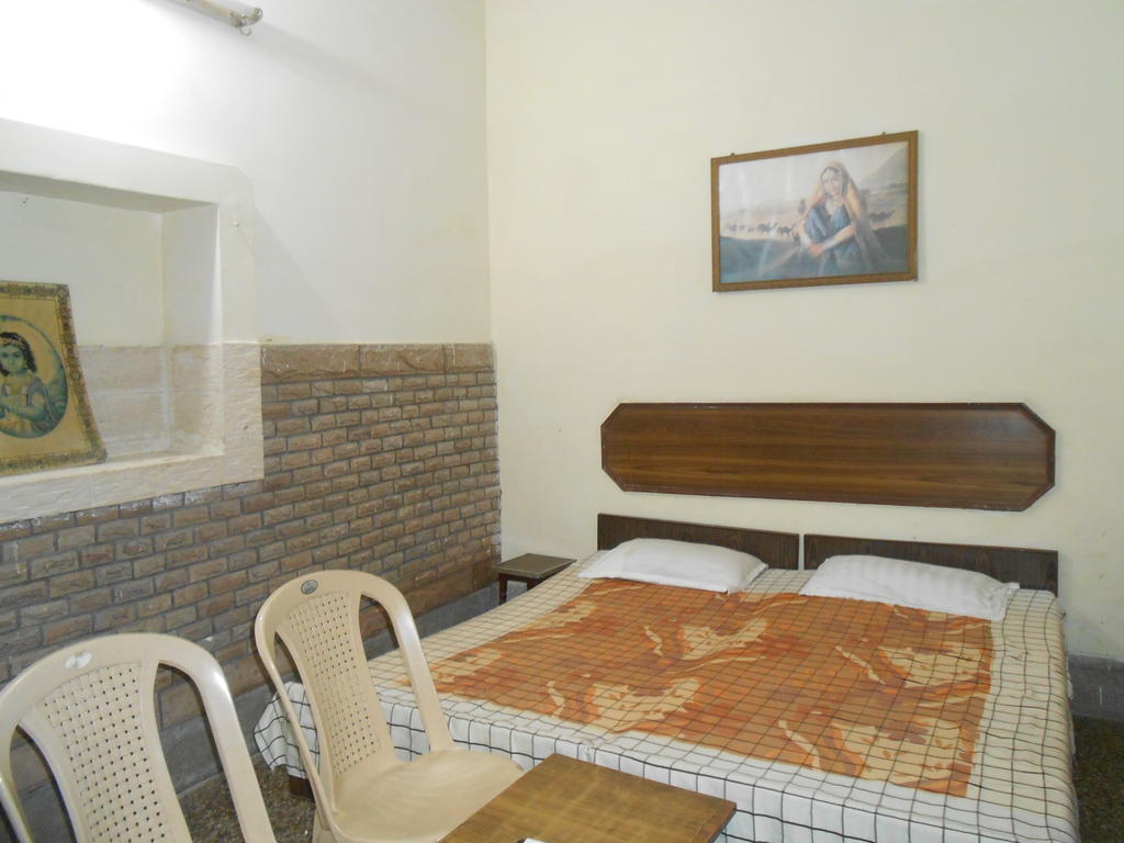 Gaurav Guest House Mathura Bilik gambar