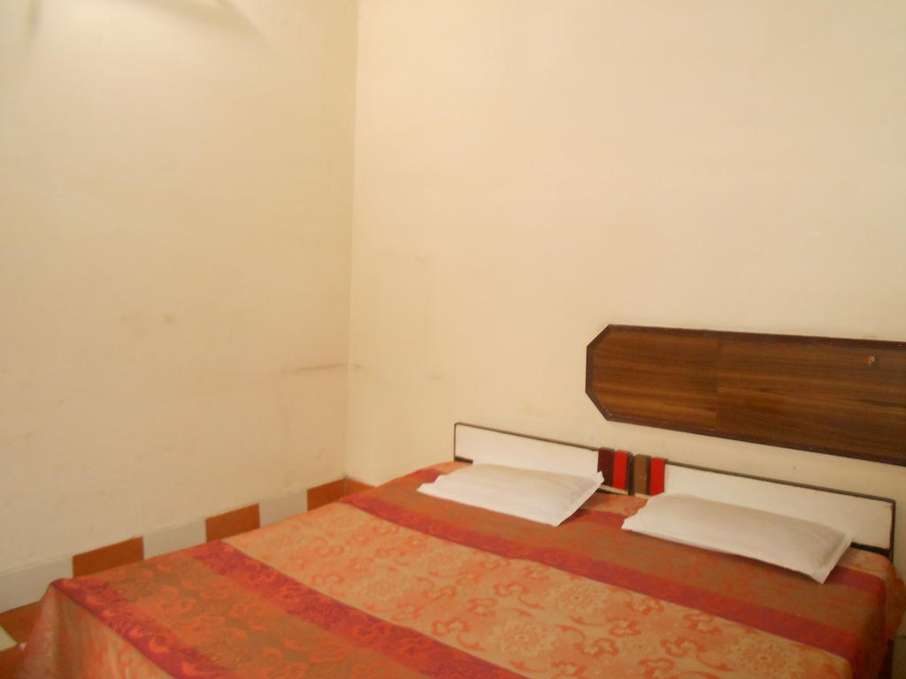 Gaurav Guest House Mathura Bilik gambar